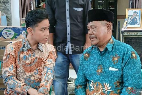 Wakil Presiden RI, Gibra Rakabuming Raka melayat ke keluarga pelajar Tangerang yang tewas dalam kerusuhan. Foto: Antara