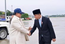 Wapres RI, Gibran Rakabuming Raka bersalaman denga Presiden RI, Prabowo Subianto. Foto Antara
