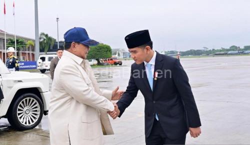 Wapres RI, Gibran Rakabuming Raka bersalaman denga Presiden RI, Prabowo Subianto. Foto Antara