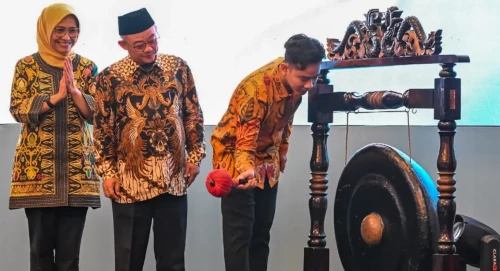 Wapres RI, Gibran Rakabuming Raka membuka rakor pendidikan. Foto: BPMI SatWapres RI