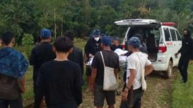 Warga Baduy korban gigitan ular berbisa dibawa ke RSUD Banten. foto Antara