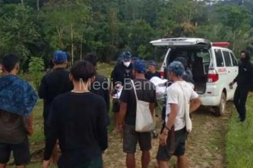 Warga Baduy korban gigitan ular berbisa dibawa ke RSUD Banten. foto Antara