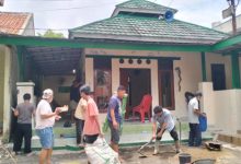 Warga Perumahan Cacat Veteran Ciracas gelar tradisi munggahan dan gotong royong. Foto Daeng Yusvin