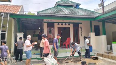 Warga Perumahan Cacat Veteran Ciracas gelar tradisi munggahan dan gotong royong. Foto Daeng Yusvin