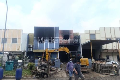 Gudang Kimia Pestisida yang terbakar di Kawasan Tekno Setu, Tangsel. Foto Antara