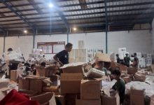 Pengepkan logistik Pemilu 2024 di Gudang KPU Kab Serang. Foto: LKBN Antara