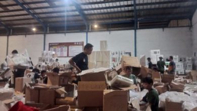 Pengepkan logistik Pemilu 2024 di Gudang KPU Kab Serang. Foto: LKBN Antara