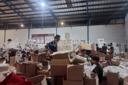 Pengepkan logistik Pemilu 2024 di Gudang KPU Kab Serang. Foto: LKBN Antara