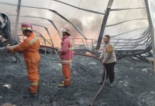 Petugas Damkar dan polisi berjibaku padamkan gudang penyimpanan bahan plastik yang terbakar di Jawilan. Foto Yono