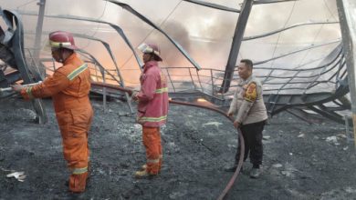 Petugas Damkar dan polisi berjibaku padamkan gudang penyimpanan bahan plastik yang terbakar di Jawilan. Foto Yono