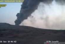 Letusan dan semburan Gunung Anak Krakatau di Selat Sunda. Foto Antara