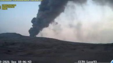 Letusan dan semburan Gunung Anak Krakatau di Selat Sunda. Foto Antara