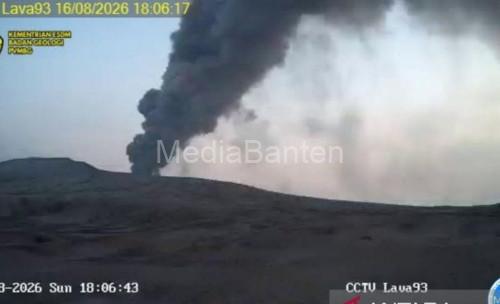 Letusan dan semburan Gunung Anak Krakatau di Selat Sunda. Foto Antara