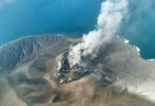 Erupsi Gunung Anak Krakatau dilihat dari atas. Foto Antara