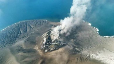 Erupsi Gunung Anak Krakatau dilihat dari atas. Foto Antara