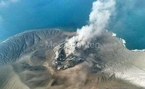 Erupsi Gunung Anak Krakatau dilihat dari atas. Foto Antara