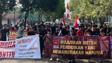 Ratusan guru menggelar demo di Pendopo Gubernur Banten. Foto: Ucu Nur Arif Jauhar