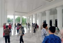 Para guru SMA, SMK dan SKh di halan Setda Pemprov Banten. Foto: Ucu