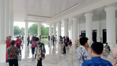 Para guru SMA, SMK dan SKh di halan Setda Pemprov Banten. Foto: Ucu