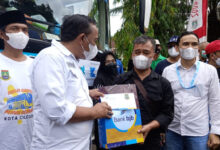 Walikota Cilegon, Helldy Agustian memberikan bingkisan pada pemudik gratis.