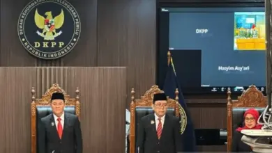 Keputusan Hakim DKPP yang memecat Hasyim Asyari, Ketua KPU Pusat. Foto: Antara