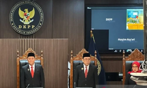 Keputusan Hakim DKPP yang memecat Hasyim Asyari, Ketua KPU Pusat. Foto: Antara
