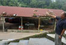 Kepala UPT TPAS Cilwong, Agam menunjukan kerusakan hanggar. Foto: Aden Hasanudin