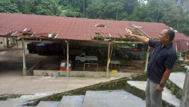 Kepala UPT TPAS Cilwong, Agam menunjukan kerusakan hanggar. Foto: Aden Hasanudin