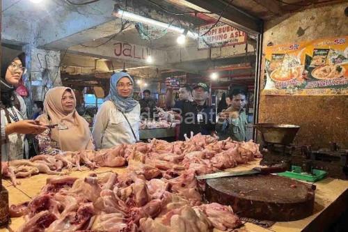 Pedagang daging ayam ras. Foto: Antara