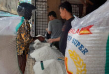 Toko Beras Milik Nawawir di Kota Serang. Foto: Aden Hasanudin