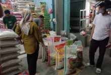 Beras Perum Bulog mulai turun di sejumlah pasar tradisional. Foto: Yono