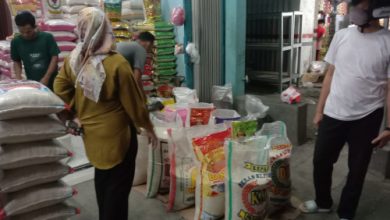 Beras Perum Bulog mulai turun di sejumlah pasar tradisional. Foto: Yono