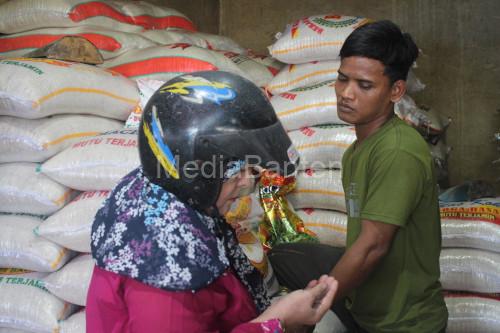 Salah satu penjual beras di Pasar Rau, Kota Serang. Foto: Kelompok 7 Keas 4F Ikom Fisip Untirta.
