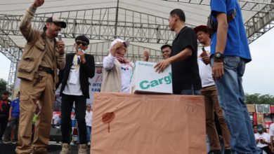 Hadiah dalam peringatan hari buruh di Modern Cikande, Kabupaten Serang. foto: Yono