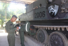 Yonranratfib 2 Mar merawat Ranpur Tank Amfibi. Foto: Munawir - Menkav 2 Mar