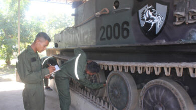 Yonranratfib 2 Mar merawat Ranpur Tank Amfibi. Foto: Munawir - Menkav 2 Mar