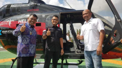 taksi udara berupa pesawat helikopter.