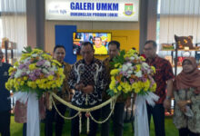 Walikota Cilegon, Helldy Agustian resmikian gerai UMKM BJB dukung produk lokal. Foto: Erling Cristin