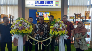 Walikota Cilegon, Helldy Agustian resmikian gerai UMKM BJB dukung produk lokal. Foto: Erling Cristin