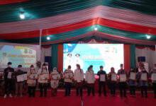 Pemberian penghargaan dalam HUT Cilegon ke-23