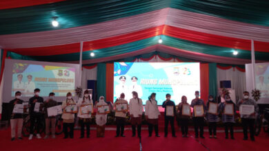 Pemberian penghargaan dalam HUT Cilegon ke-23