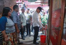 Pj Gubenur DKI Jakarta, Heru Budi Hartono mencoba keran air di Kebon Kosong. Foto: Diskominfotik DKI Jakarta