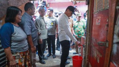 Pj Gubenur DKI Jakarta, Heru Budi Hartono mencoba keran air di Kebon Kosong. Foto: Diskominfotik DKI Jakarta