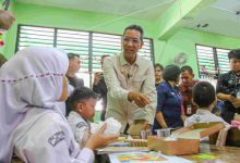 Pj Gubernur Jakarta, Heru Budi Hartano tinjau uji coba makan bergizi gratis. Foto: Diskominfotik Jakarta