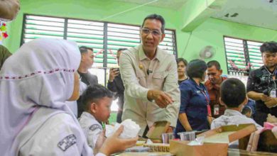 Pj Gubernur Jakarta, Heru Budi Hartano tinjau uji coba makan bergizi gratis. Foto: Diskominfotik Jakarta