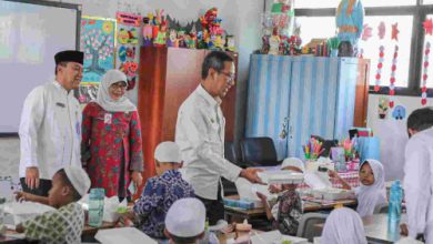 Pj Gubernur Jakarta, Heru Budi Hartono membagikan makan bergizi gratis di SDN Wijaya Kusuma. Foto: Diskominfotik Jakarta