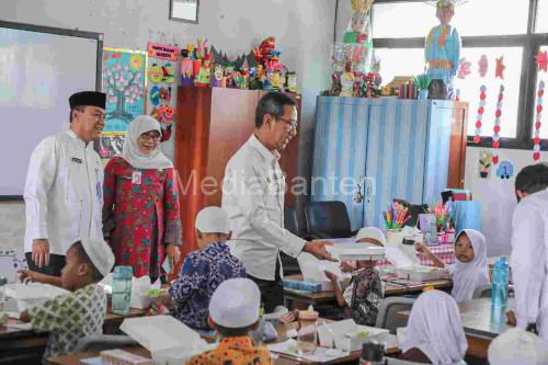 Pj Gubernur Jakarta, Heru Budi Hartono membagikan makan bergizi gratis di SDN Wijaya Kusuma. Foto: Diskominfotik Jakarta