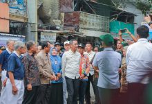 Pj Gubernur DKI Jakarta, Heru Budi Harono tinjau penataan permukiman . Foto Diskoinfotik DKI Jakarta