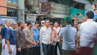 Pj Gubernur DKI Jakarta, Heru Budi Harono tinjau penataan permukiman . Foto Diskoinfotik DKI Jakarta