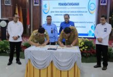 Penyerahan aset sambungan langganan air minum dari Kota Tangerang ke Kabupaten Tangerang. Foto: Antara